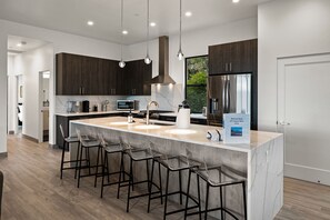 Full-sized fridge, microwave, oven, stovetop