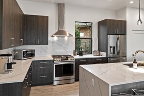 Full-sized fridge, microwave, oven, stovetop