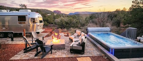 Outdoor spa tub