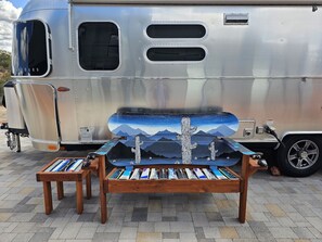 A trailer with a wooden bench and books in front of it. - Sedona Epic Dream 5BR 2xPool w/Slide Rooftop Hottub / Sauna / Firepit (Sedona)