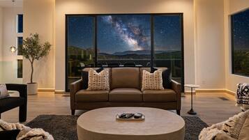 Smart TV, chimenea y tenis de mesa
