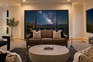 Smart TV, fireplace, table tennis