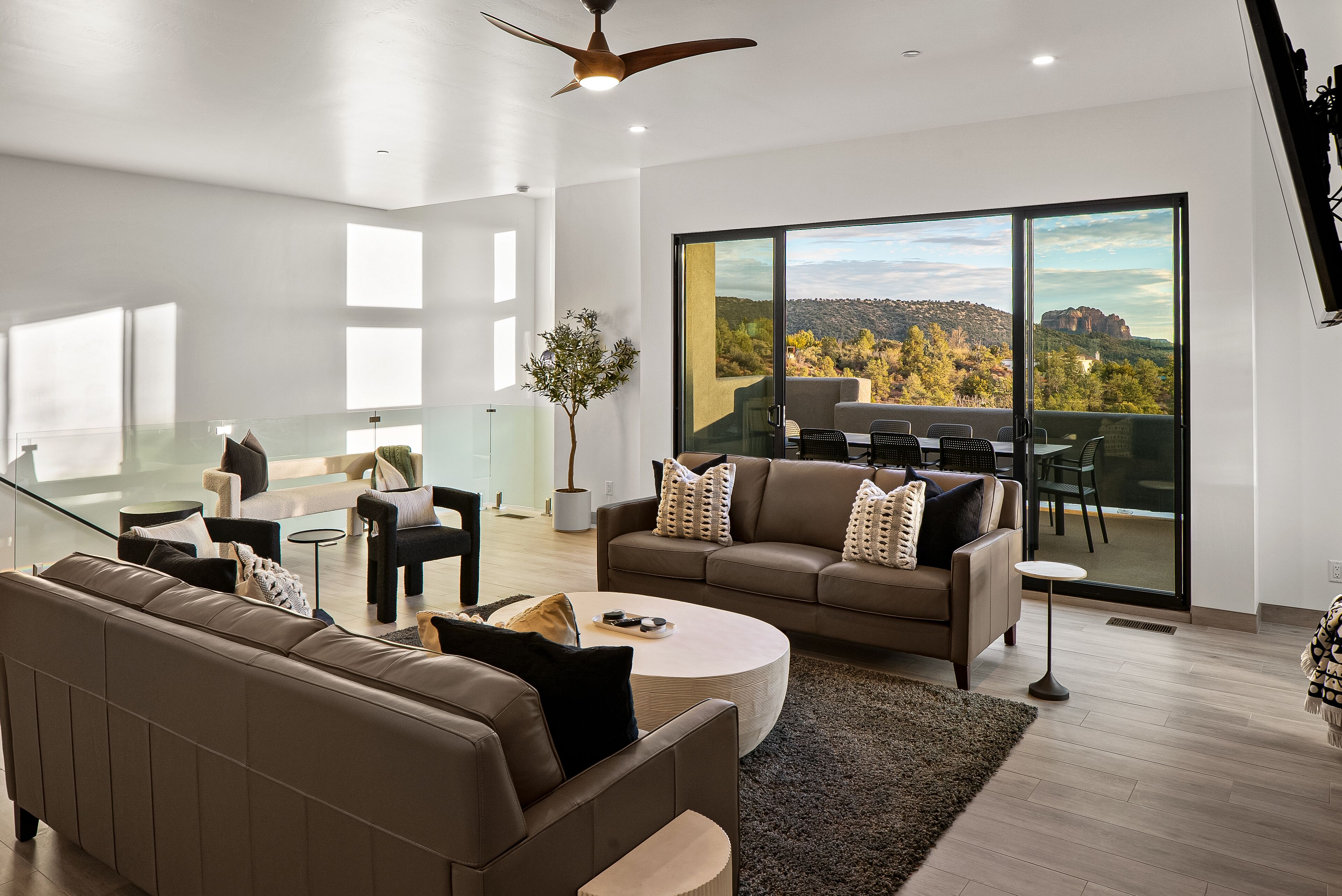 Smart TV, chimenea y tenis de mesa 