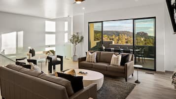 Smart TV, chimenea y tenis de mesa