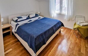 4 bedrooms, travel crib, free WiFi, bed sheets - Lovely home in Sevid with WiFi (Sevid)