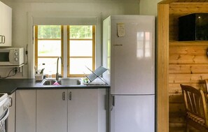 Frigorífic, forn, placa de cuina i cafetera i tetera 
