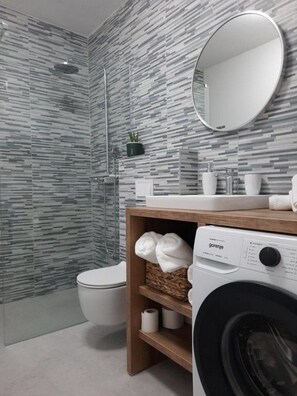 Maison (Two Bedroom Holiday Home with Patio) | Salle de bain | Douche, serviettes fournies