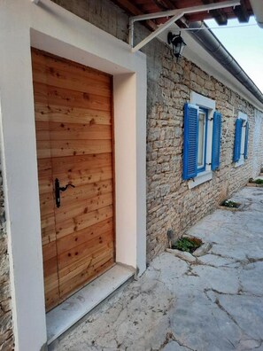 House (Two Bedroom Holiday Home with Patio) | Property entrance - Kuća Dida Jure (Novigrad)