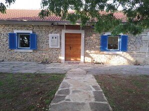 Casa (Two Bedroom Holiday Home with Patio) | Jardín