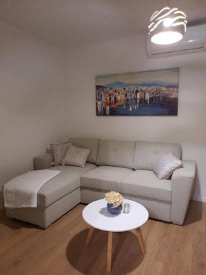 House (Two Bedroom Holiday Home with Patio) | Living room - Kuća Dida Jure (Novigrad)