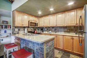 Condo, 2 quartos | Cozinha privada | Geladeira, cafeteira/chaleira, torradeira