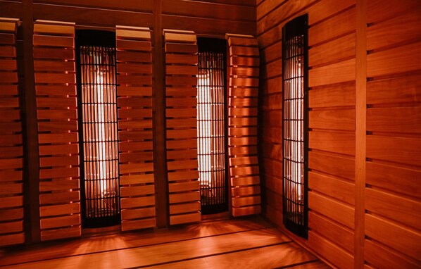 Interior de madera con puertas correderas y suelo de madera.