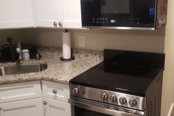 Fridge, oven, stovetop, coffee/tea maker