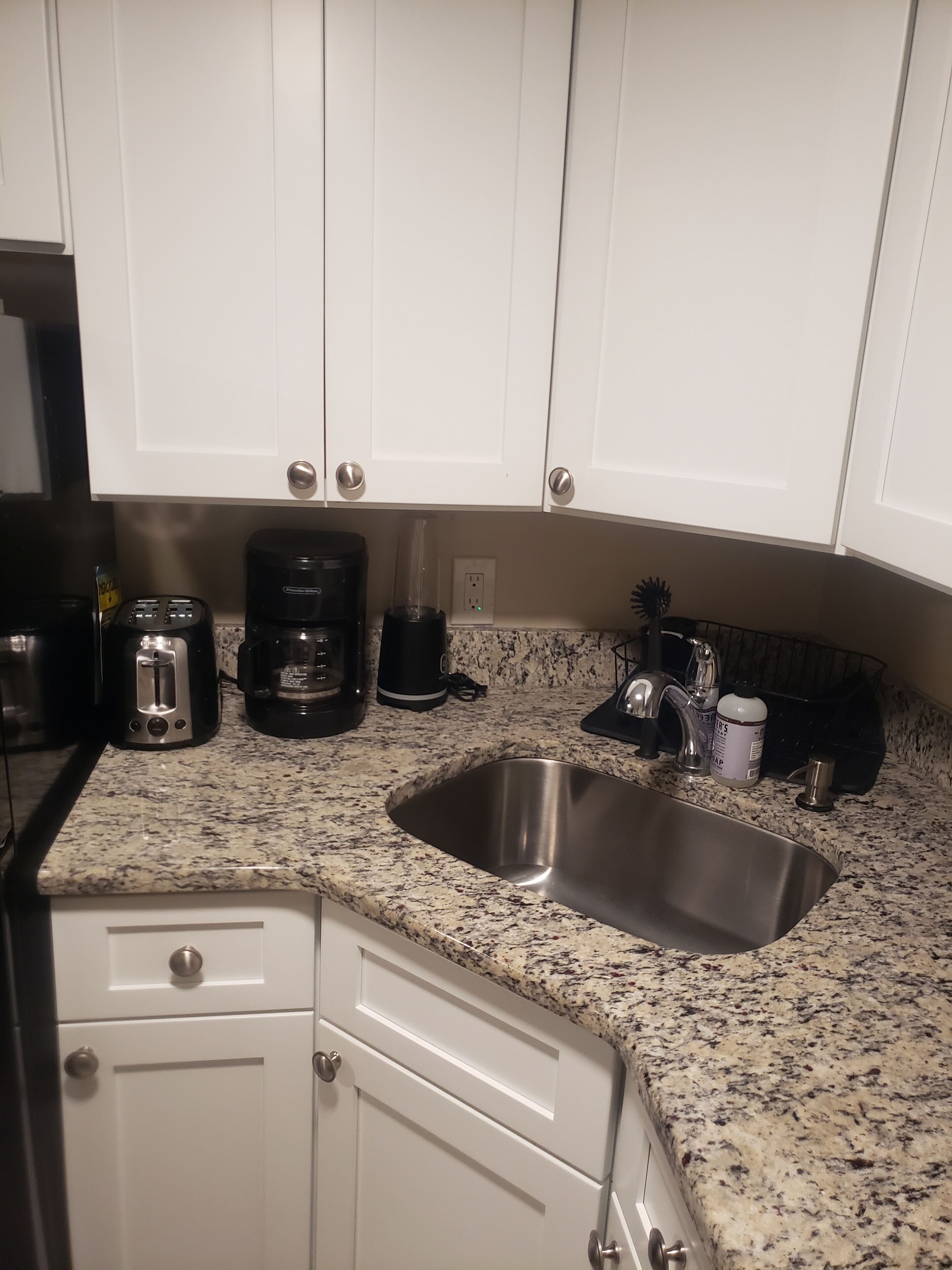 Fridge, oven, stovetop, coffee/tea maker