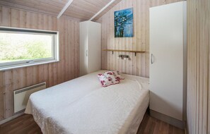 3 bedrooms, travel crib, free WiFi