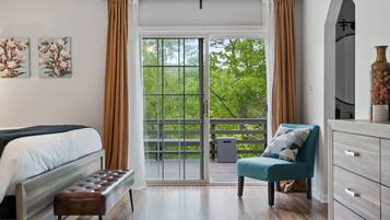 3 soverom, skrivebord, strykejern/-brett og reiseseng for barn