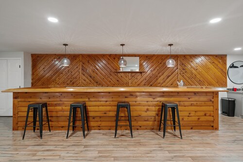 Spring Retreat! Hot tub,  Bar, Game room, Grill & 10 mins to Skyline Drive