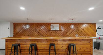 Spring Retreat! Hot tub, Bar, Game room, Grill & 10 mins to Skyline Drive