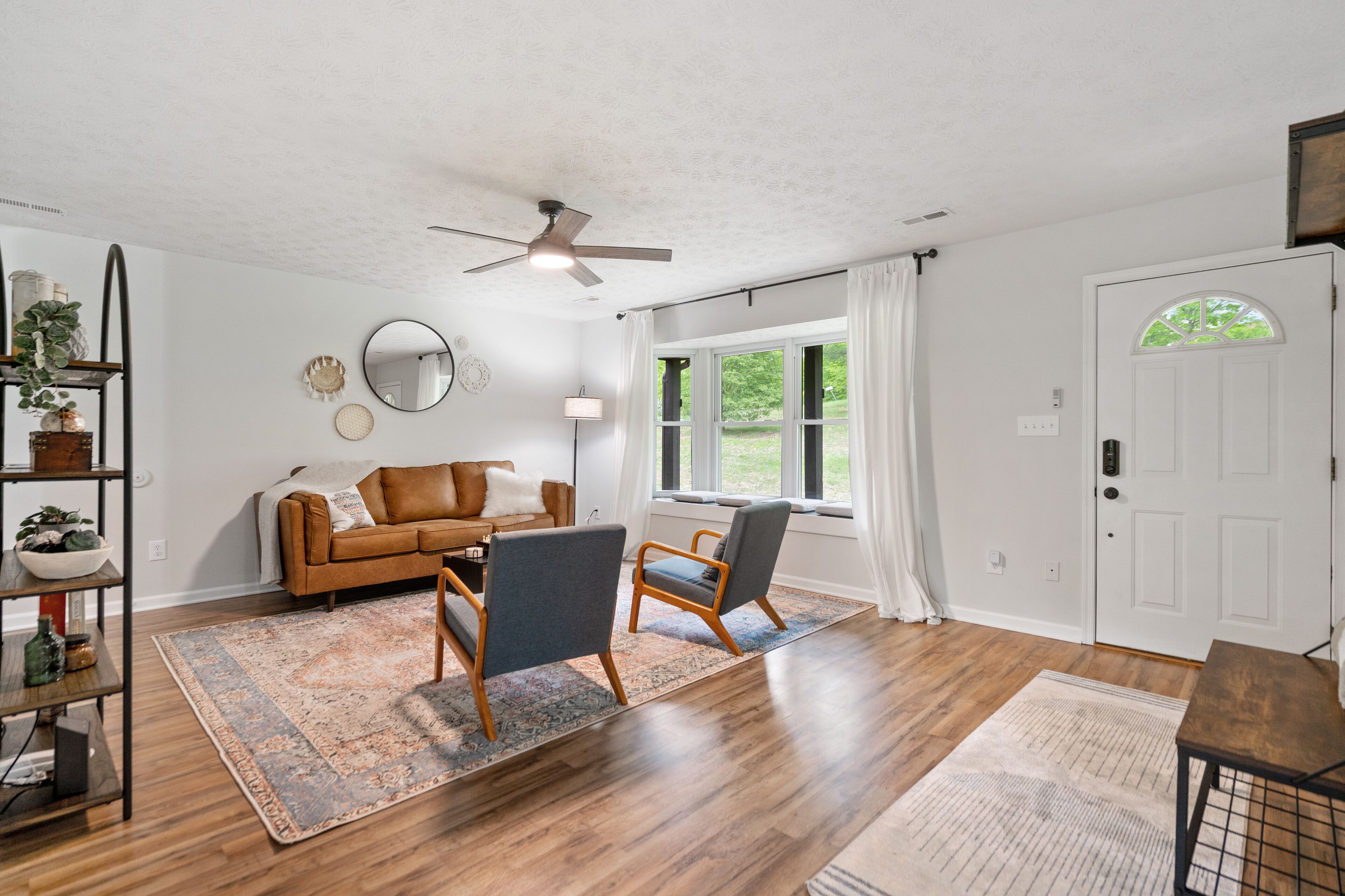 Een smart-tv, een open haard, videogames en tafelvoetbal