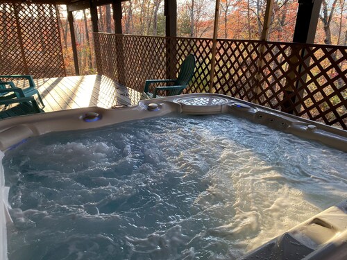 Spring Retreat! Hot tub,  Bar, Game room, Grill & 10 mins to Skyline Drive
