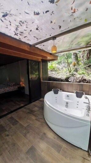 Een douche, een haardroger, handdoeken, zeep