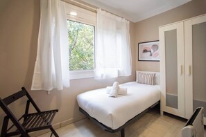 4 habitaciones, tabla de planchar con plancha, internet y ropa de cama 