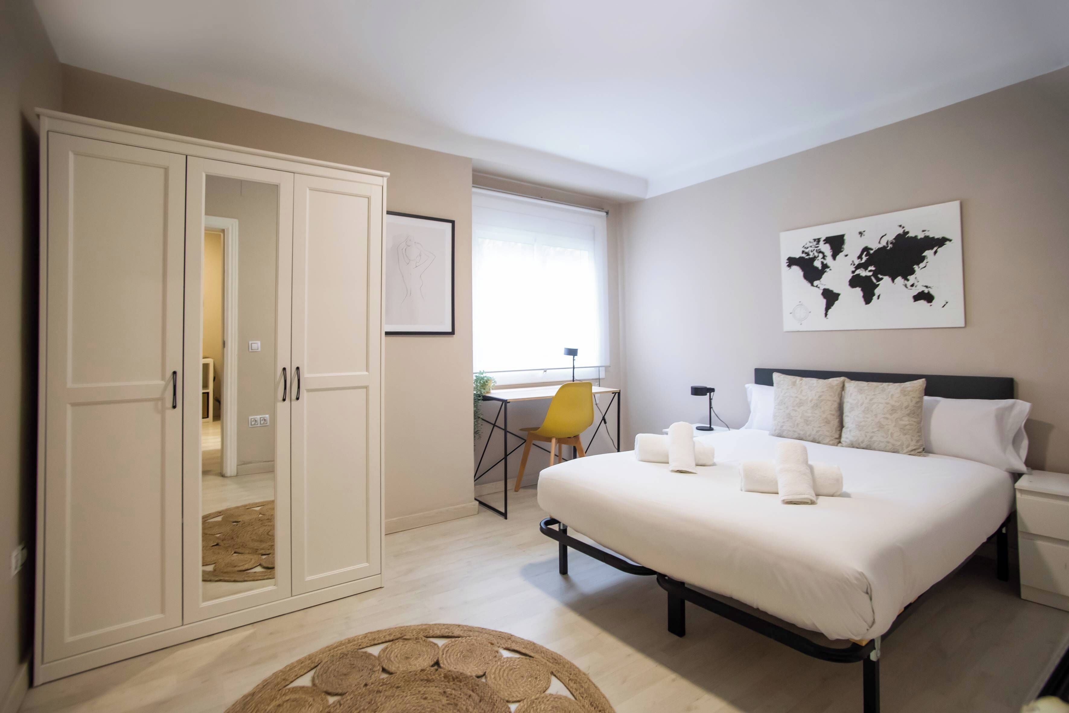 3 slaapkamers, een strijkplank/strijkijzer, internet, beddengoed