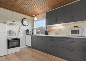 Køleskab, mikrobølgeovn, kogeplade, opvaskemaskine