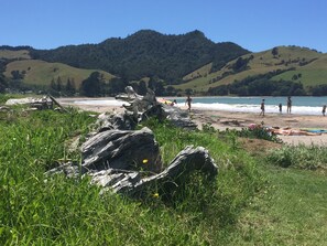 Beach nearby, sun loungers, beach towels - Iconic 70's Kiwi Bach (Wharekaho, Simpsons Beach, Whitianga)