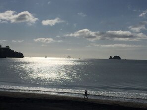 Beach nearby, sun-loungers, beach towels - Iconic 70's Kiwi Bach at Simpsons Beach  (Wharekaho, Simpsons Beach, Whitianga)