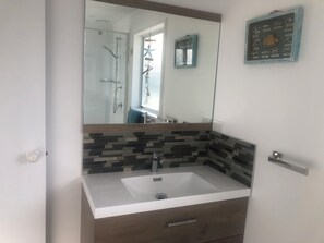 Douche, serviettes fournies, savon, papier toilette