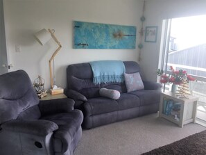 TV, books - Iconic 70's Kiwi Bach at Simpsons Beach  (Wharekaho, Simpsons Beach, Whitianga)