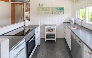 Køleskab, kogeplade, opvaskemaskine
