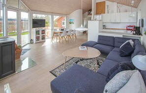 TV, fireplace - 3 bedroom pet friendly home in Samsø (Samsø)