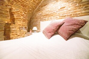 1 habitación, tabla de planchar con plancha, wifi gratis y ropa de cama