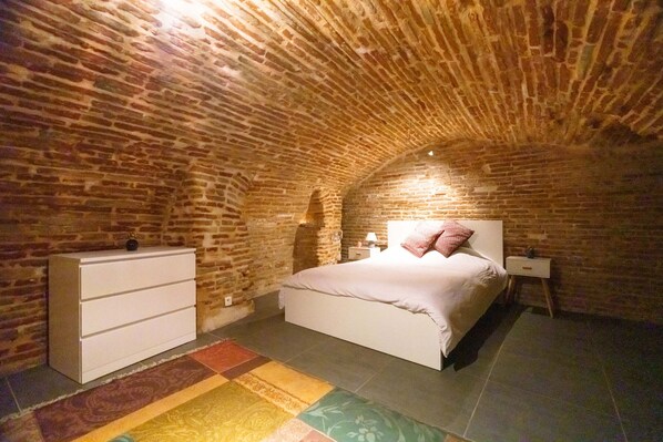 1 habitación, tabla de planchar con plancha, wifi gratis y ropa de cama