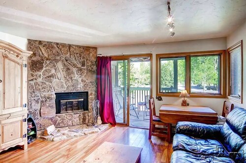 Condo in the heart of Steamboat w/ private  grill & shared hot tubs