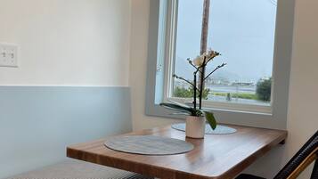 كوخ بانوراما - لغير المدخنين - منظر للخليج | غرفة لتناول الطعام