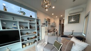Panoramic Cottage, Non Smoking, Bay View | Living area | 40-inch Smart TV with cable channels, TV, Netflix - Cottages Above the Tide (Garibaldi)