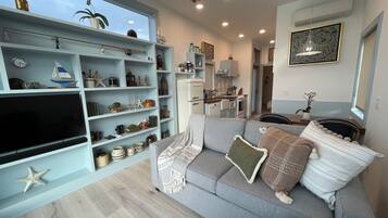 Panoramic Cottage, Non Smoking, Bay View | Living area | 40-inch Smart TV with cable channels, TV, Netflix