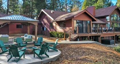 The Gathering Place! Sleeps 24, Lakeview, Hot tub, Game room