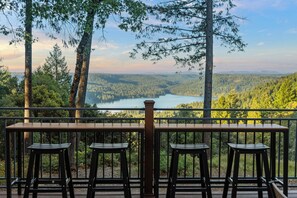 Outdoor dining - The Gathering Place! Sleeps 24, Lakeview, Pickleball, Hot tub, Game room (Nevada County)