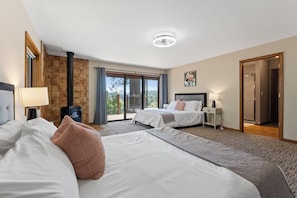 7 bedrooms, desk, travel cot, WiFi