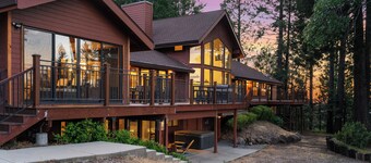 The Gathering Place! Sleeps 24, Lakeview, Pickleball, Hot tub, Game room
