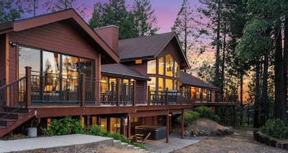 The Gathering Place! Sleeps 24, Lakeview, Pickleball, Hot tub, Game room