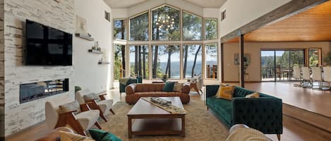 Smart TV, chimenea, futbolito y tenis de mesa