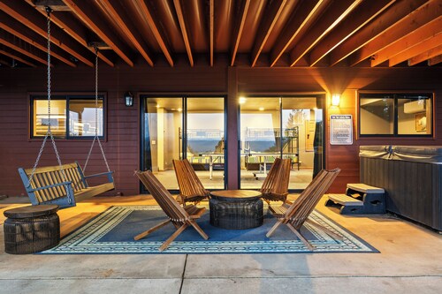 The Gathering Place! Sleeps 24, Lakeview, Pickleball, Hot tub, Game room