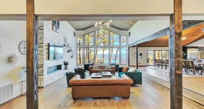 The Gathering Place! Sleeps 24, Lakeview, Hot tub, Game room