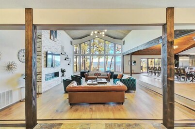 The Gathering Place! Sleeps 24, Lakeview, Hot tub, Game room