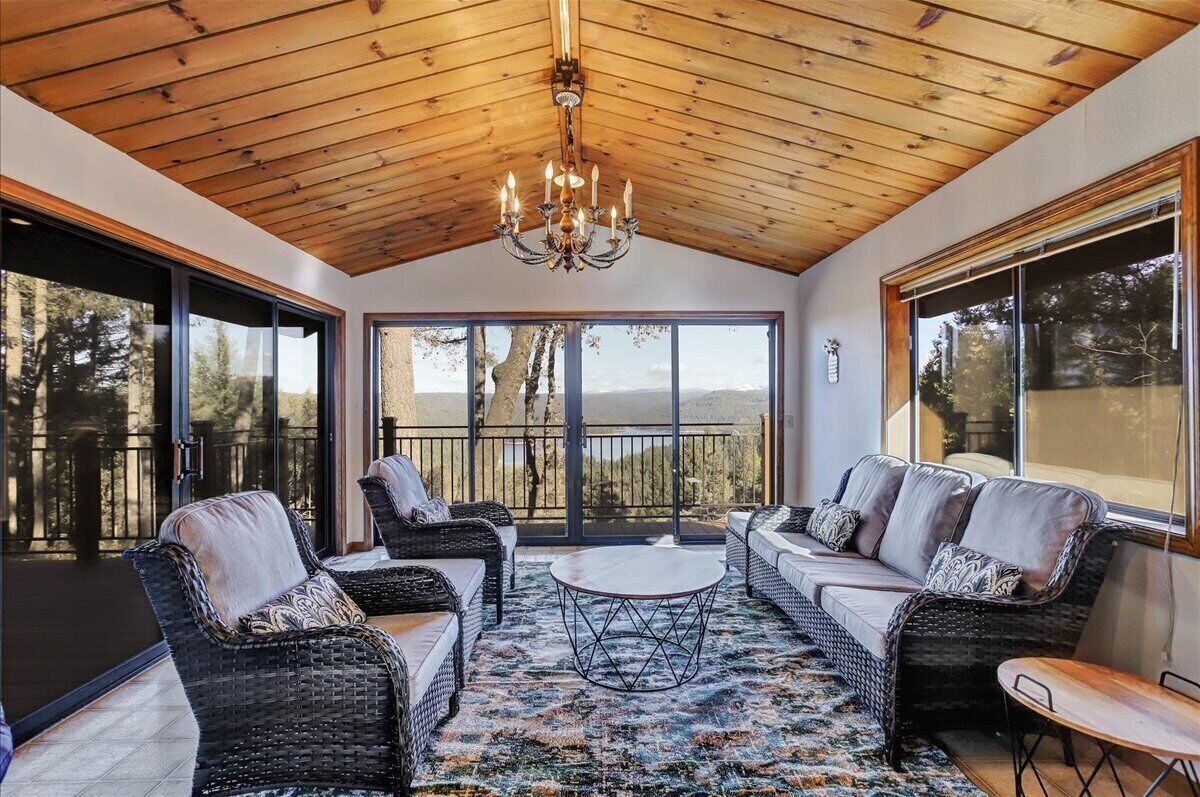 Smart-TV, Kamin, Tischfußball, Tischtennisplatte